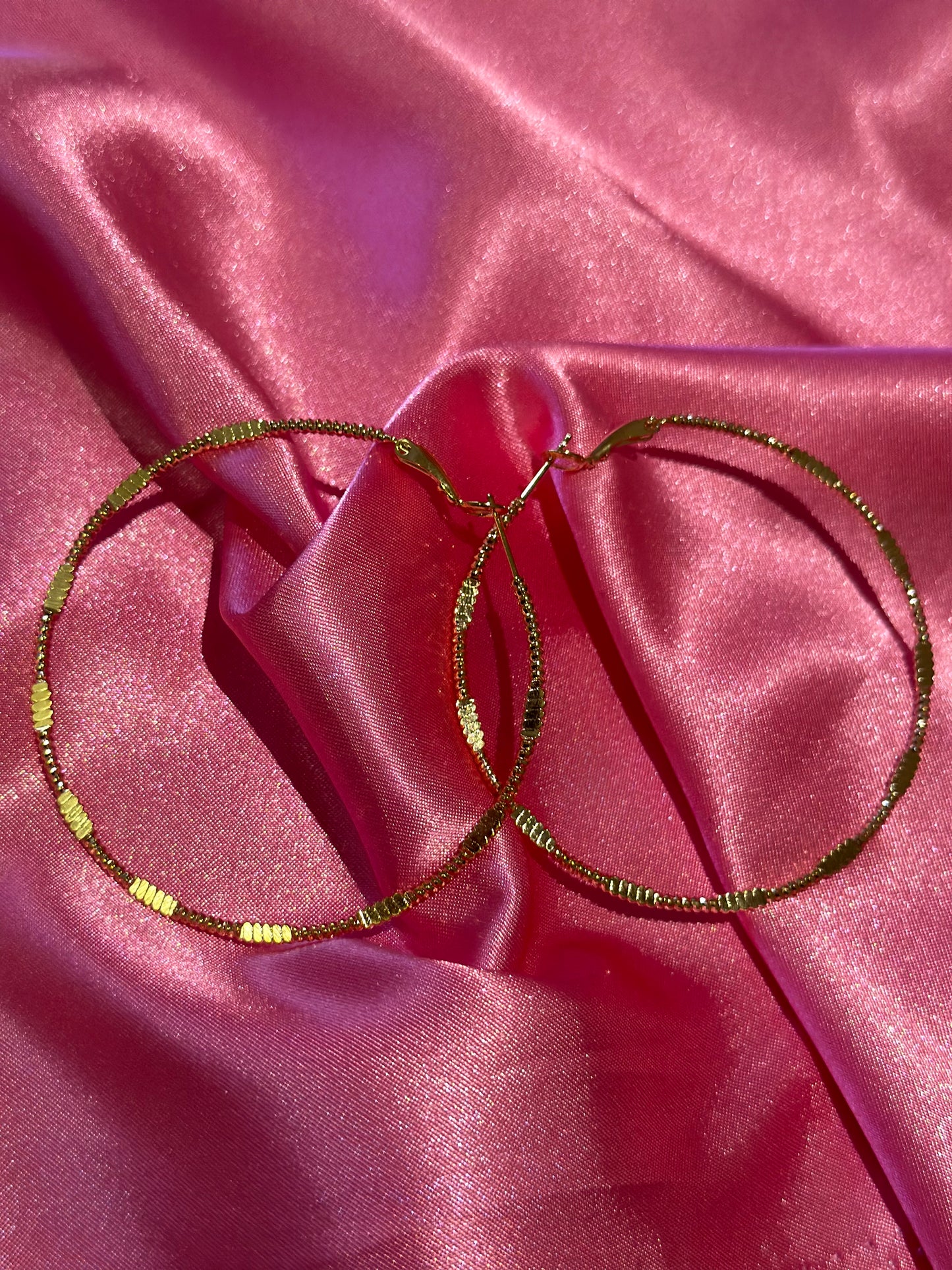 LOOKINGGLASS-GOLD HOOPS EARRINGS