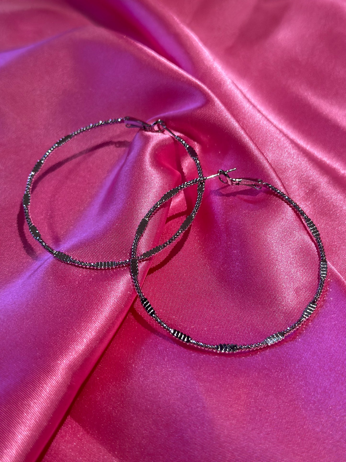 LOOKINGGLASS-SILVER HOOPS EARRINGS