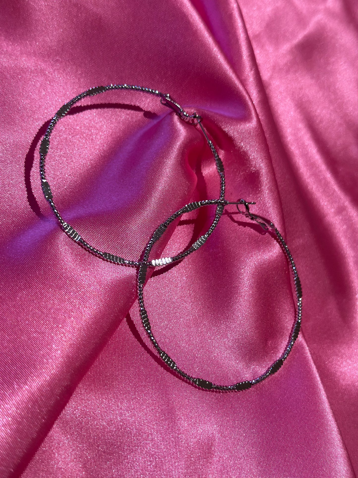 LOOKINGGLASS-SILVER HOOPS EARRINGS