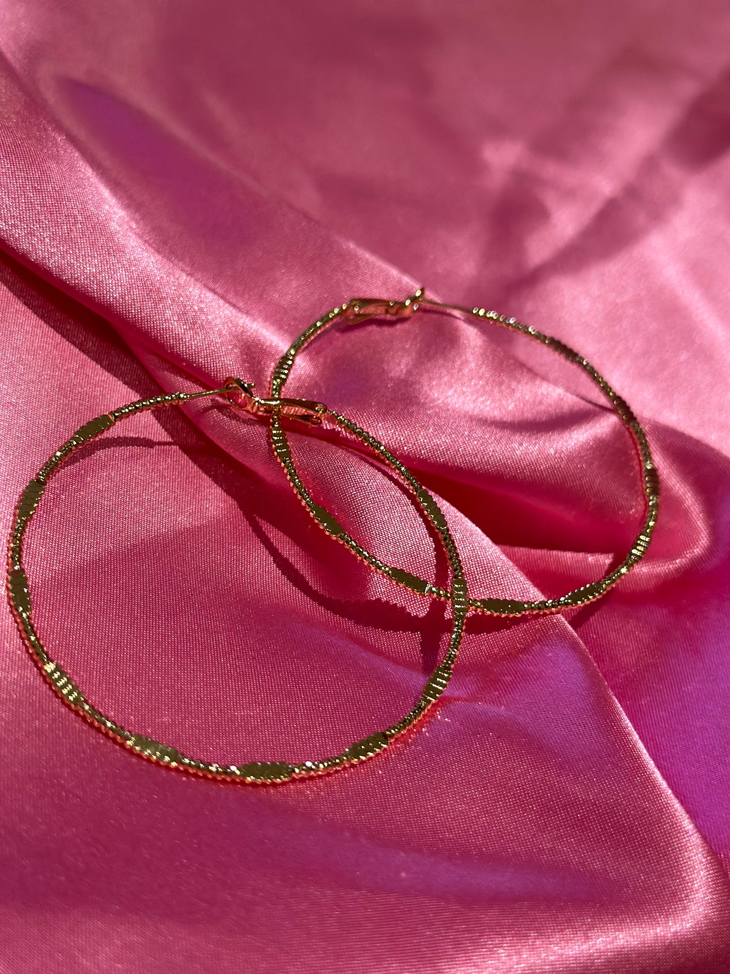 LOOKINGGLASS-GOLD HOOPS EARRINGS